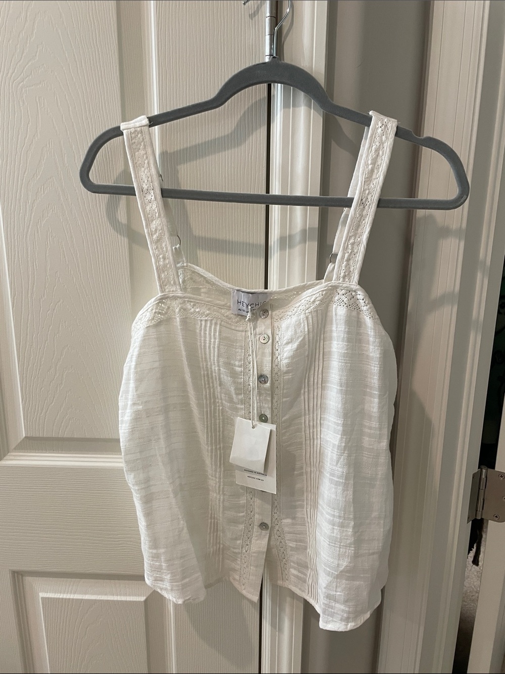 chic White Sleeveless Button-Front Tank Top